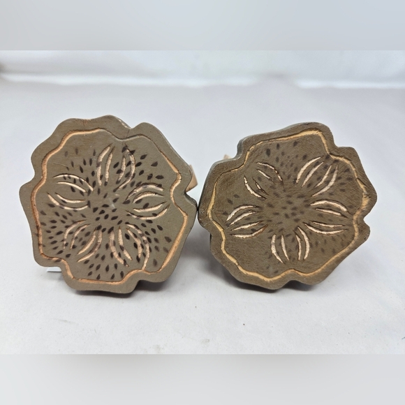 Pier 1 Set of Wooden Napkin Rings Flower Shape Carved Brown & Natural Wood - Picture 2 of 6